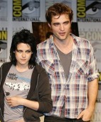 Kristen Stewart y su coestrella de "Twilight", Robert Pattinson durante el pasado Comic-Con promocionando la secuela "New Moon"